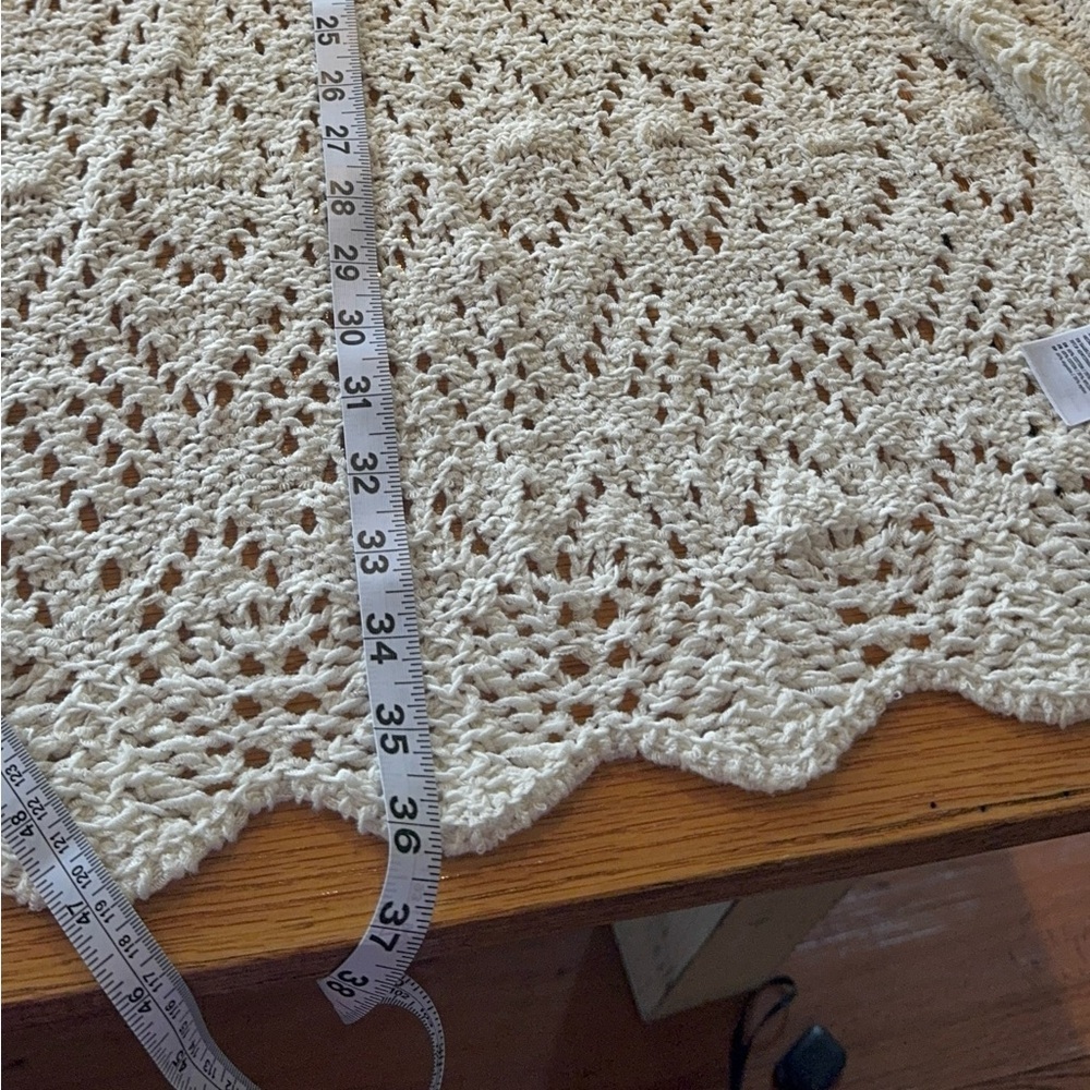 American Eagle Cream Crochet Sweater size Med 
Excellent condition - Picture 5 of 5